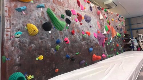 香川県のクライミング施設「香川クライミングジム iTTE」